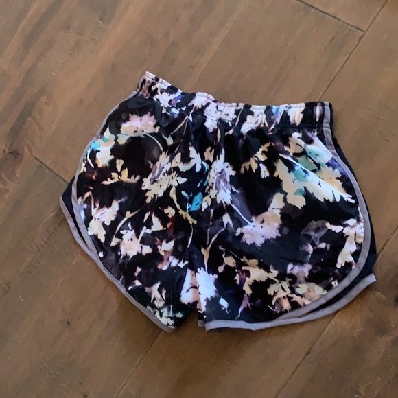 Nike floral shorts - Picture 15 of 17